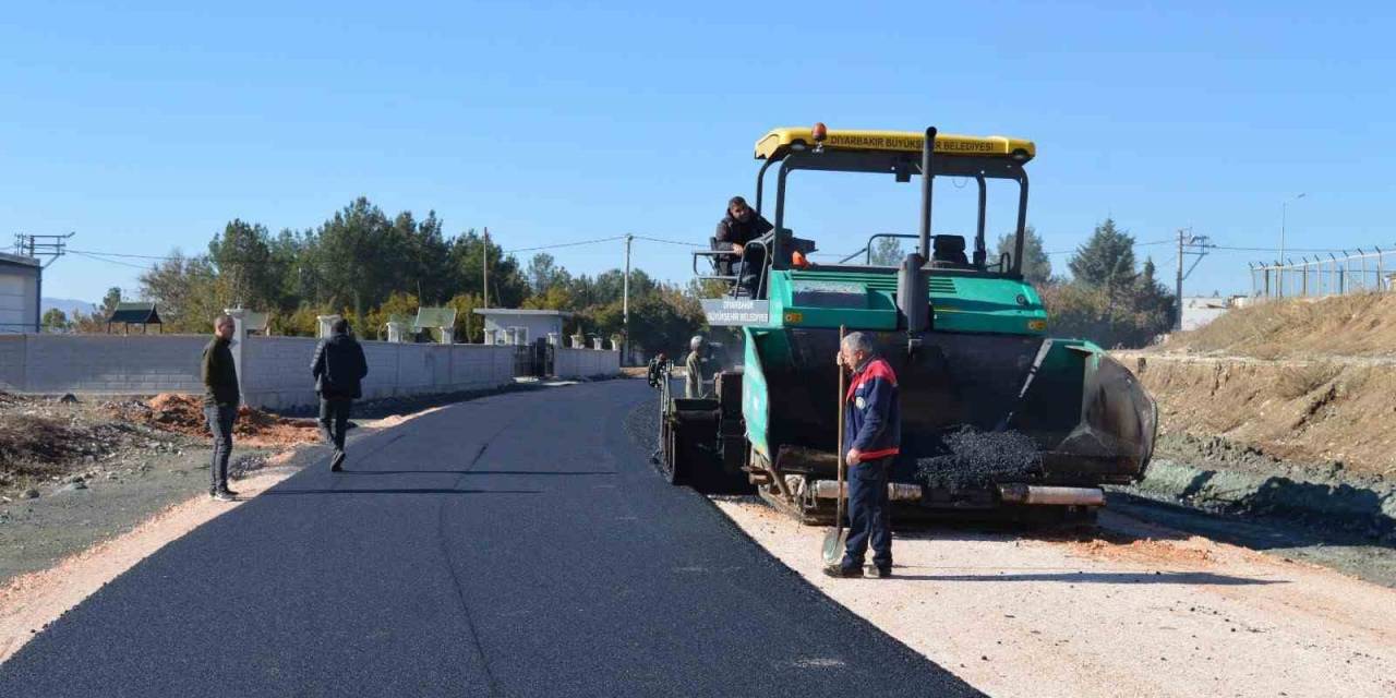 Ergani’de Yol Yapım Çalışmaları Sürüyor