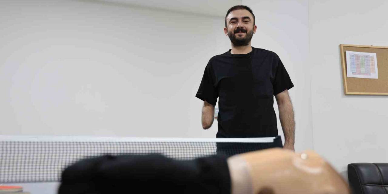 Sağ Eli Ve Sol Dizini Kaybetti, Yaşam Sevincini Kaybetmedi