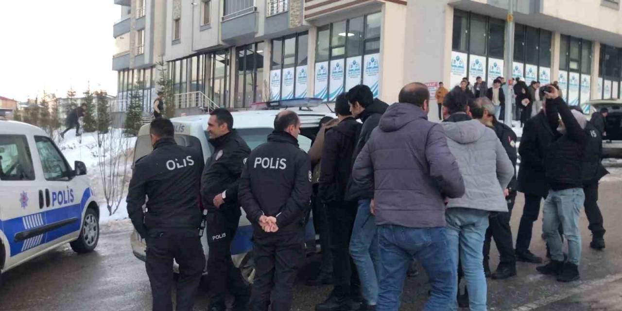 Oyuncak Silahla Sosyal Medya İçin Görüntü Çeken Gençler, Polisi Alarma Geçirdi