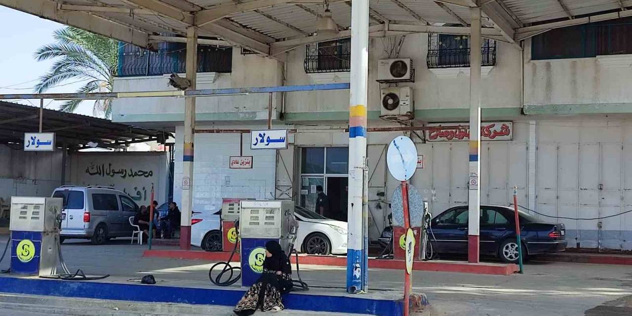 Gazze’deki Filistinliler Gaz İçin Saatlerce Sıra Bekliyor