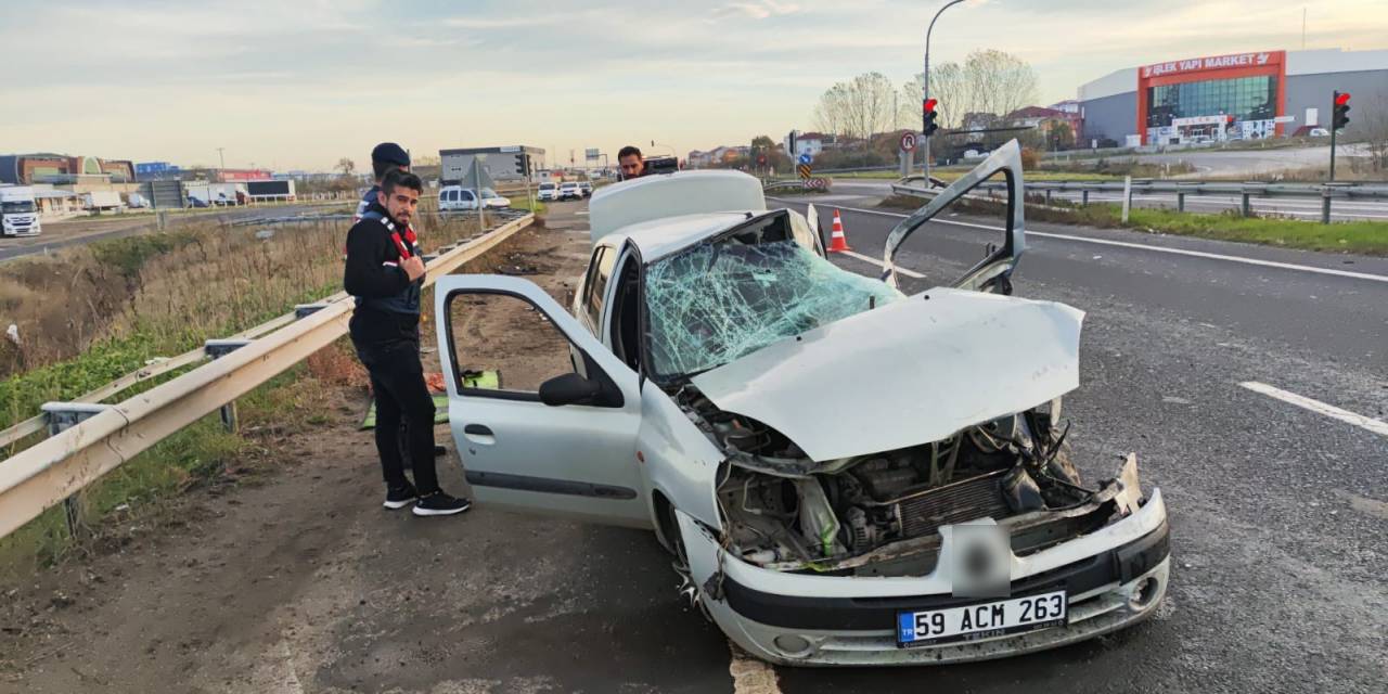 Işık İhlali Yapan Kamyon, Otomobile Çarptı: 1 Ölü,  2 Yaralı