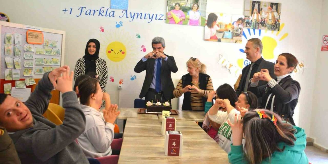 Hem Sosyalleşiyorlar Hem De İş Hayatına Katılıyorlar