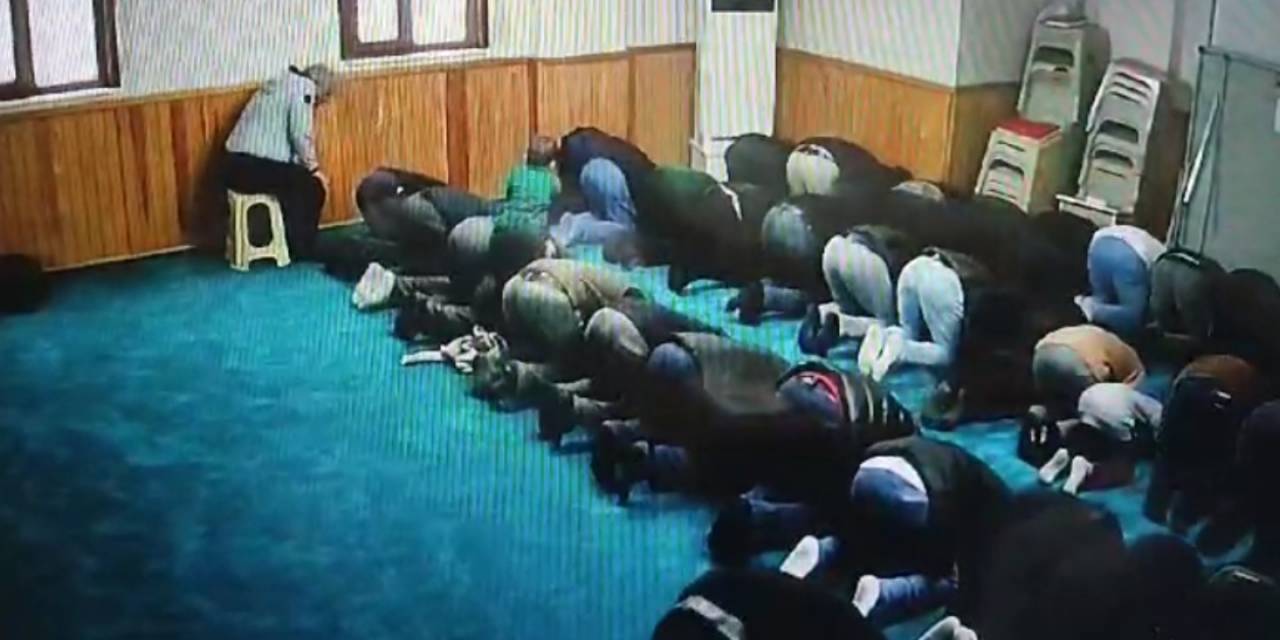 Sultangazi’de Cuma Namazı Kılan Babanın, Oğlu İle İmtihanı