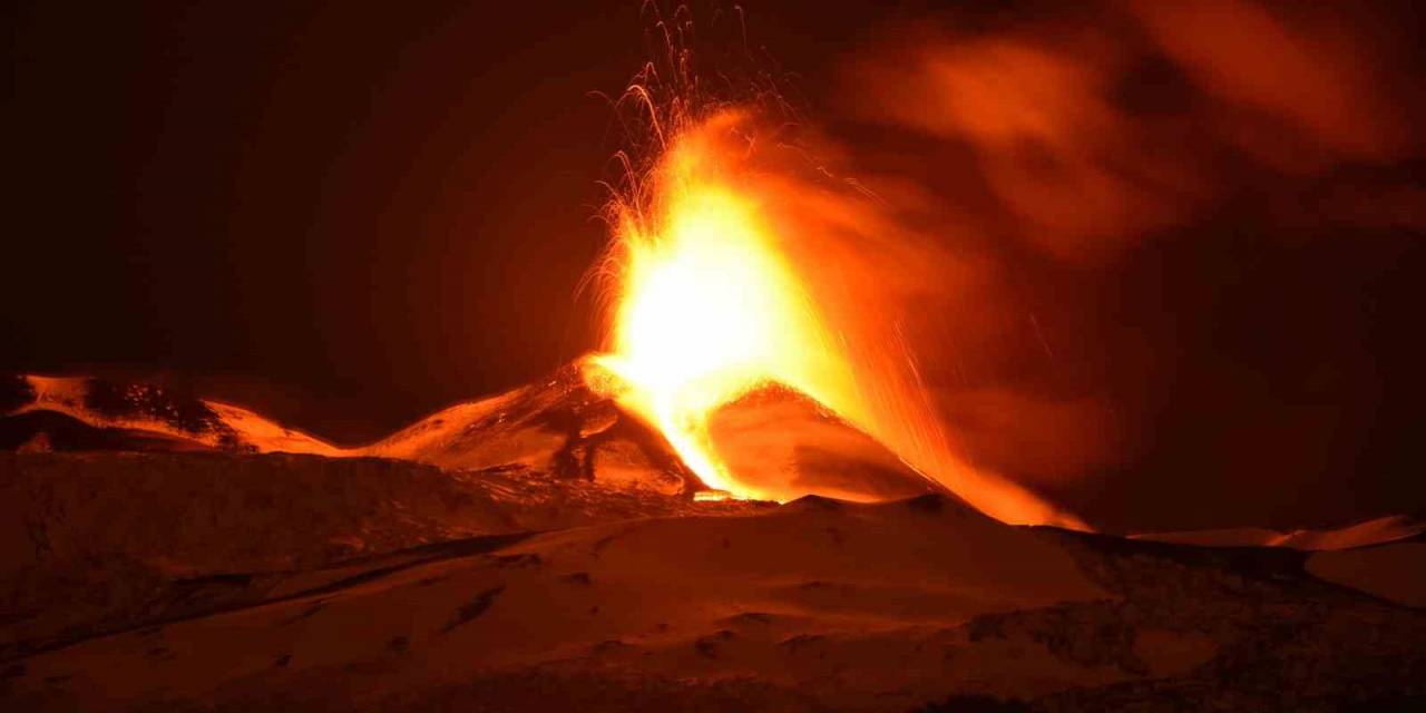 Etna Yanardağı Lav Ve Kül Püskürttü