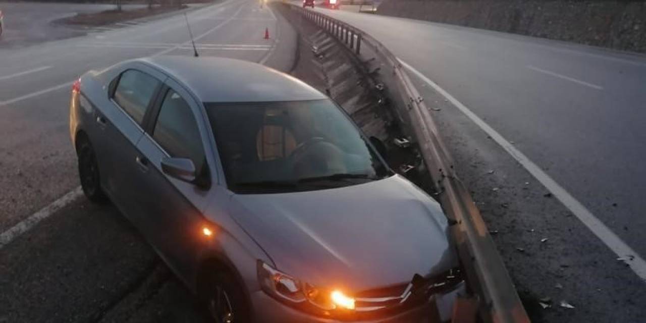 Bariyerlere Çarpan Otomobilde 2 Kişi Yaralandı
