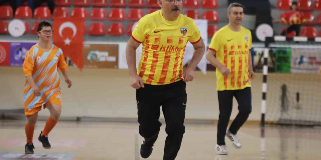 Kayseri Protokolü Down Sendromlu Gençlerle Futsal Maçı Yaptı