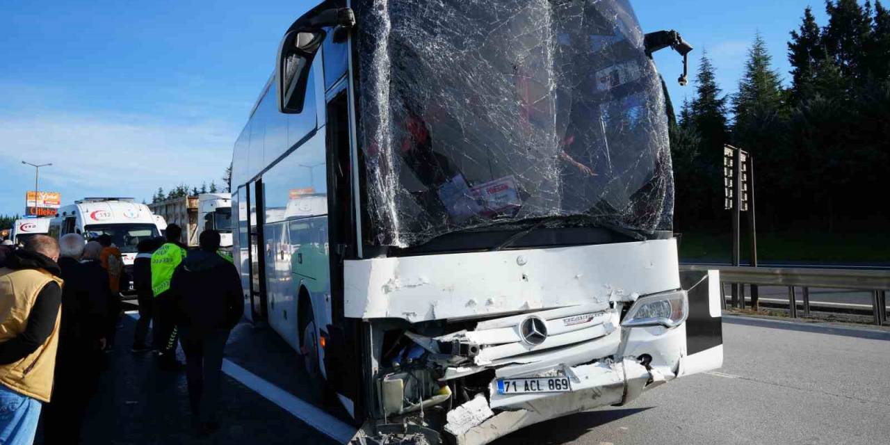 Tem’de Yolcu Otobüsü Tıra Çarptı: 13 Yaralı