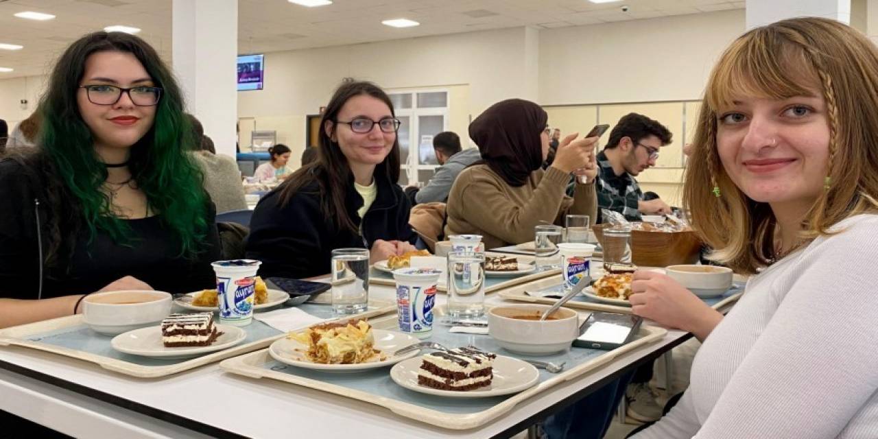 Anadolu Üniversitesi’nde Aralık Ayının İlk Öğle Yemeğini Yine Öğrenciler Belirledi