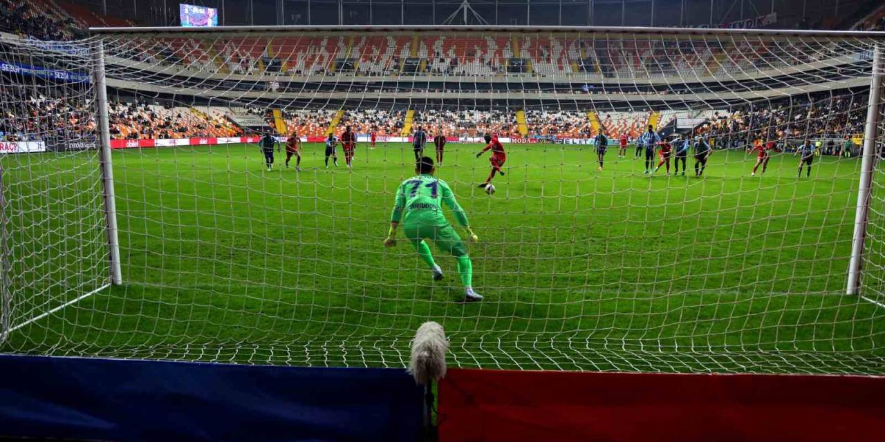Trendyol Süper Lig: Y. Adana Demirspor: 1 - Samsunspor: 2 (İlk Yarı)