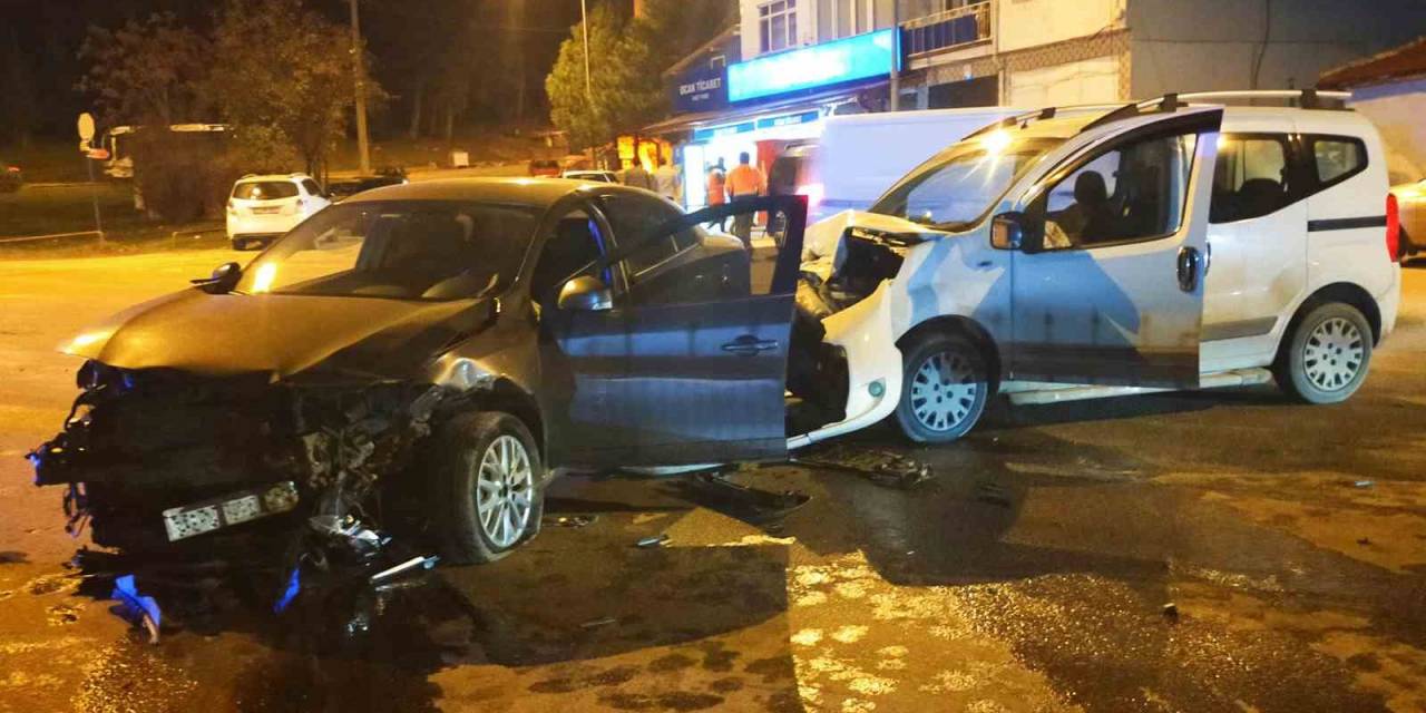 Alkollü Sürücü Kazaya Neden Oldu: İki Otomobil Çarpıştı