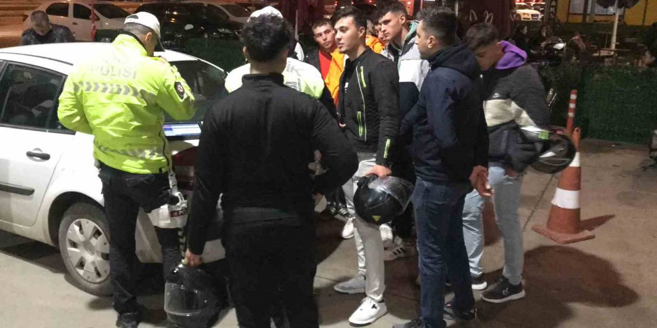 Sivil Trafik Polisleri Yarış Yaparak Abartı Egzoz Patlatan Motosikletlileri Takip Ederek Yakalandı