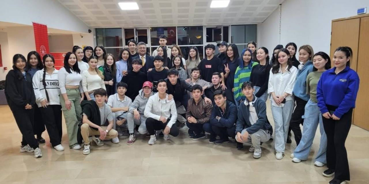 Rektör Kızıltoprak, Kazak Öğrencilerle Bir Araya Geldi