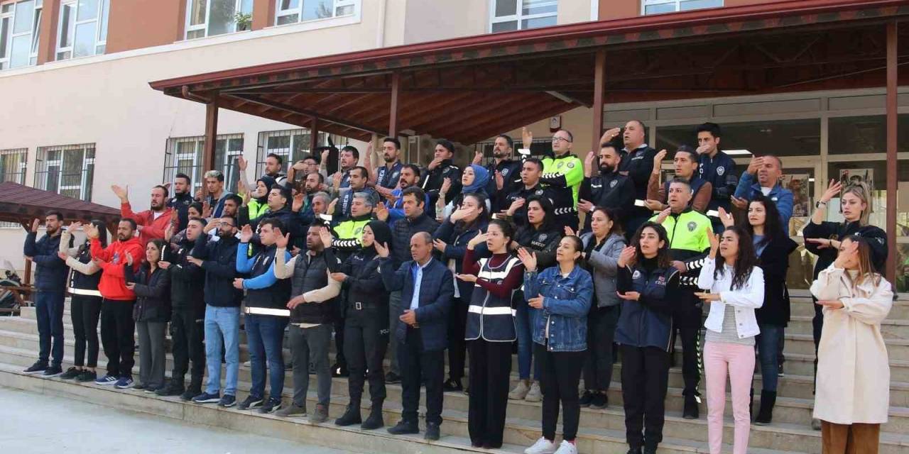 Türk Polisinden İşaret Diliyle İstiklal Marşı
