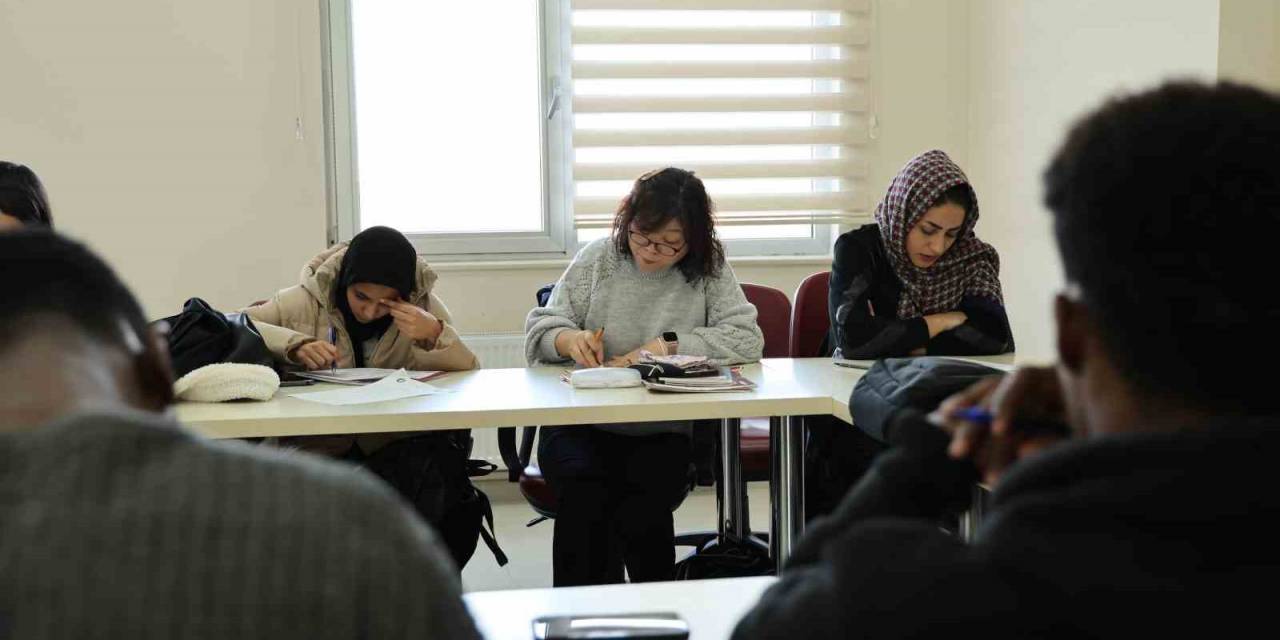 Türkiye’yi Gezen Güney Koreli Kadın, Hayran Kaldığı Diyarbakır’da Yaşamak İçin Türkçe Öğreniyor