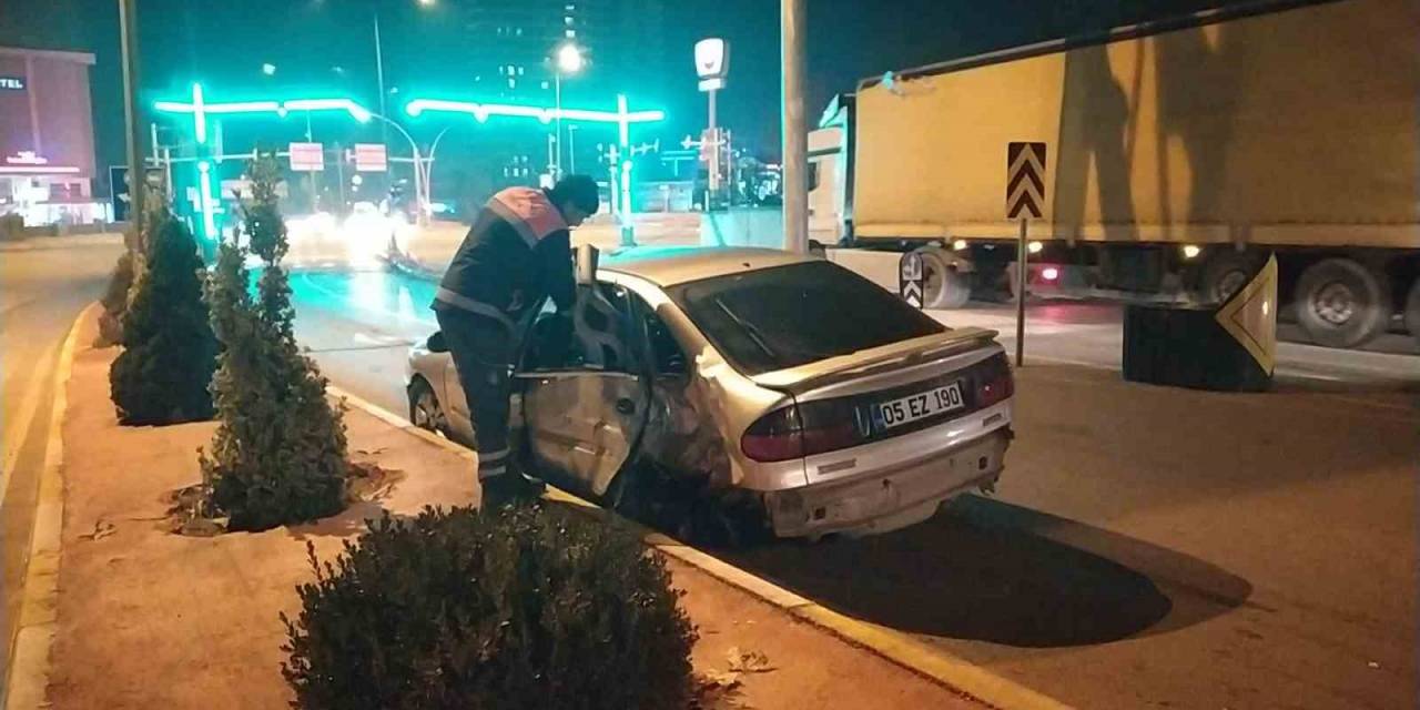 Aydınlatma Direğine Çarpan Otomobilin Sürücüsü Yaralandı