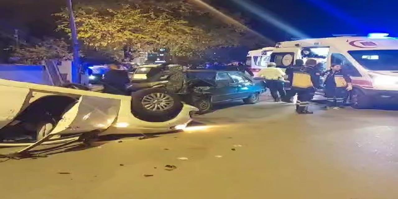 Kontrolden Çıkan 3 Araç Çarpıştı: 4 Yaralı