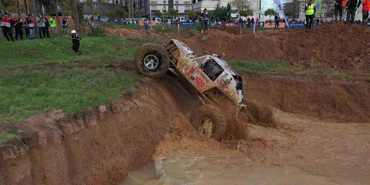 Pendik’te Dev Arazi Araçlarının Engelli Parkurda Off-road Yarışları Nefes Kesti