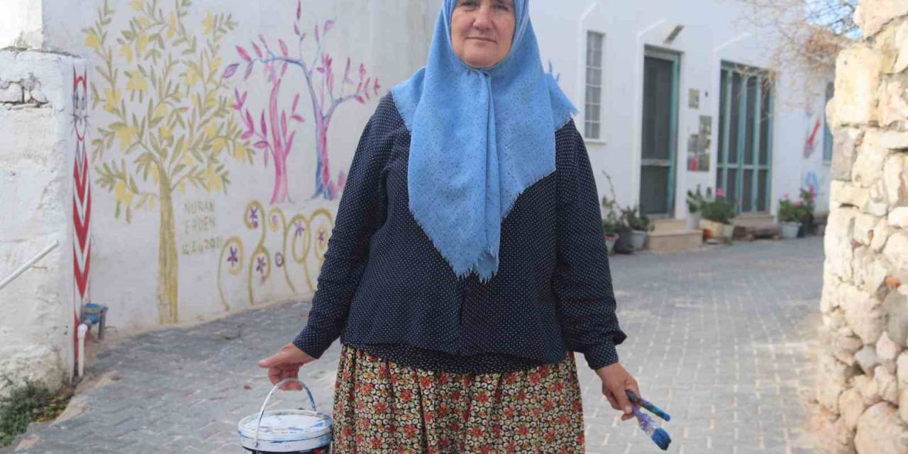 61 Yaşındaki Nuran Teyze Resimleriyle Köyünü Dünyaya Tanıttı, Turistlerin İlgisini Çekti