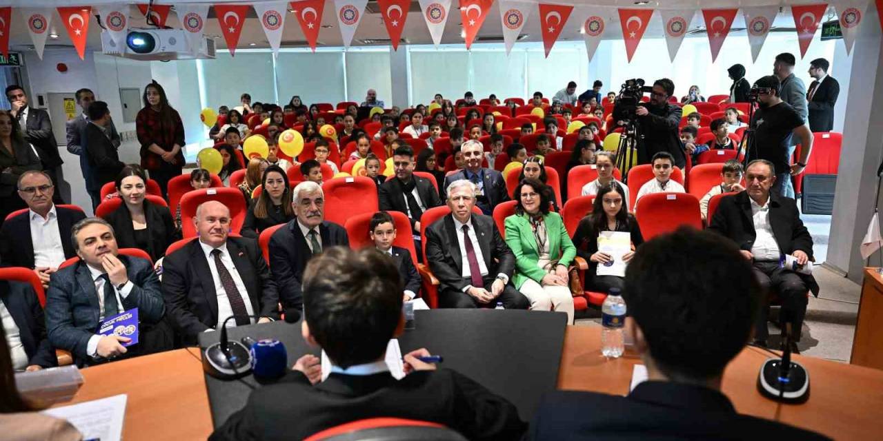 Çocuk Meclisi Üyeleri Mazbatalarını Mansur Yavaş’tan Aldı