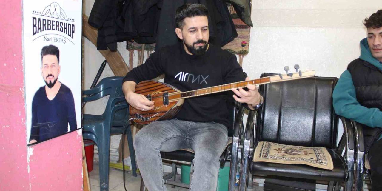 Siirt’te Berberde Canlı Müzik Eşliğinde Tıraş Keyfi