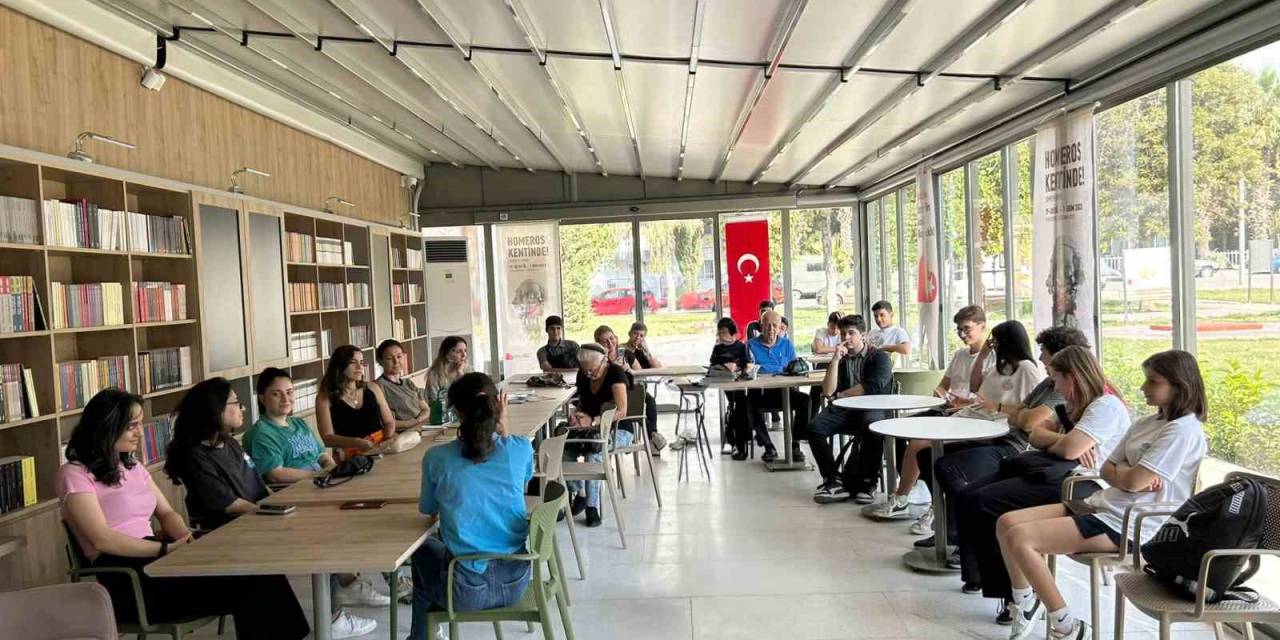Öğretmen Başkandan Bayraklı’ya 6 Kitap Kafe