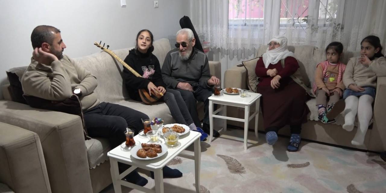 Âşık Veysel’den Etkilenerek Saz Çalmaya Başlayan Görme Engelli Âşık Ünver, Sazı İle Hayata Tutundu