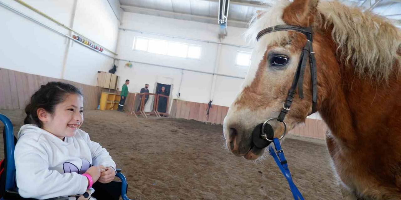 Özel Gereksinimli Çocuklar At Üzerinde Gönüllerince Eğlendi