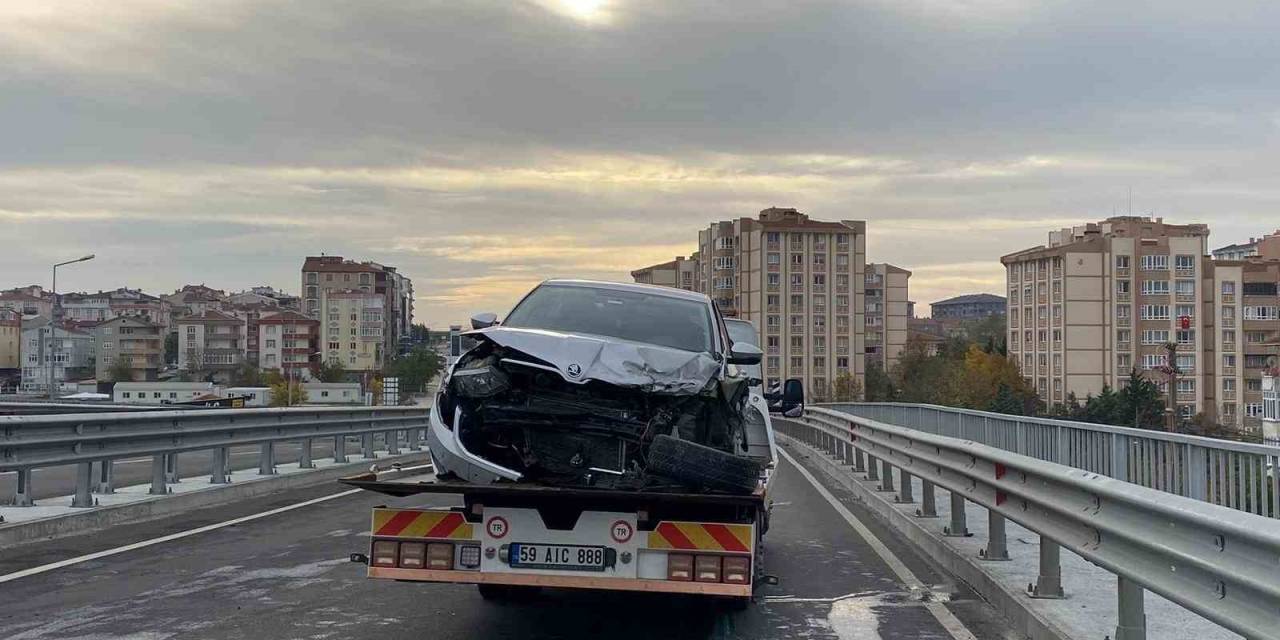 Viyadükte Kontrolden Çıkan Otomobil Refüje Çarptı