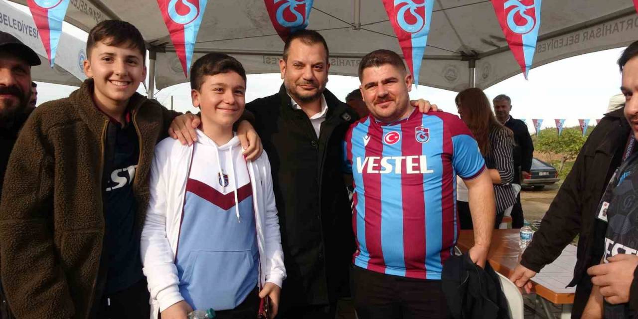 Trabzonspor Başkanı Ertuğrul Doğan, Taraftarlara Hamsi İkram Etti
