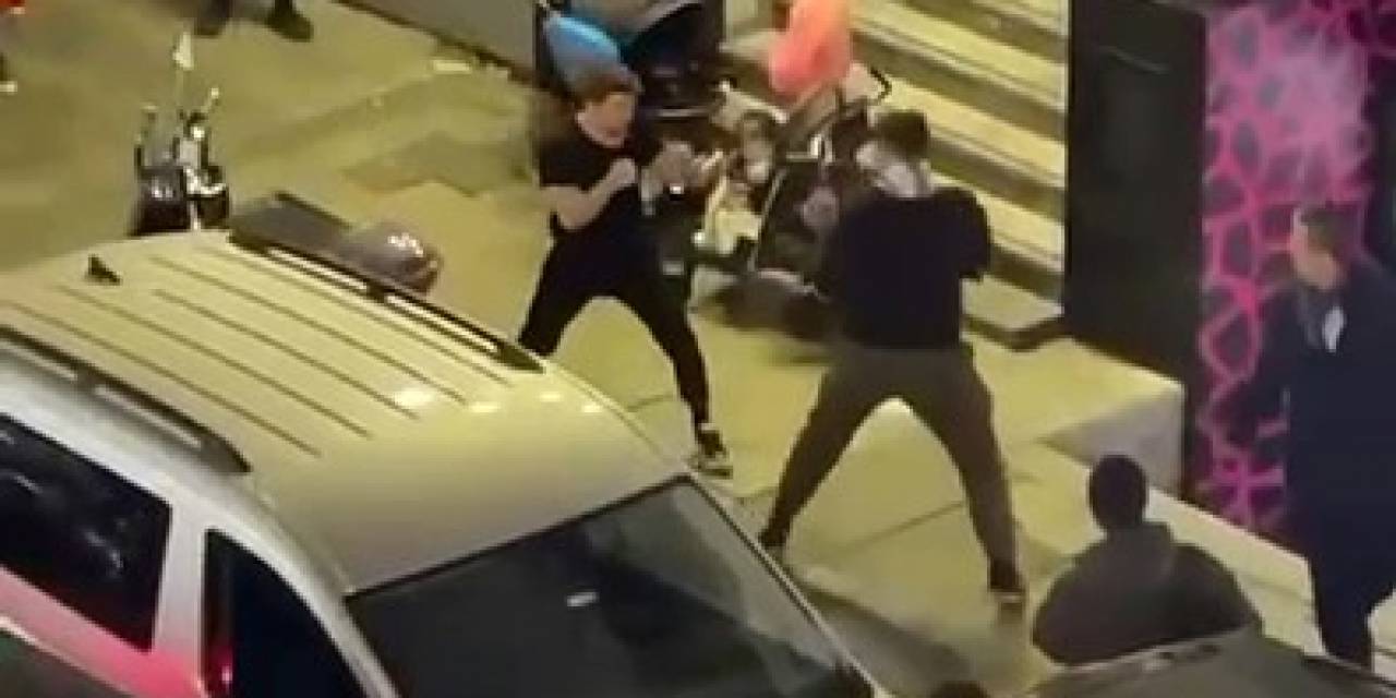 Fatih’te Boks Ringini Aratmayan Kavga Kamerada: Gardlarını Alıp Yumruk Attılar