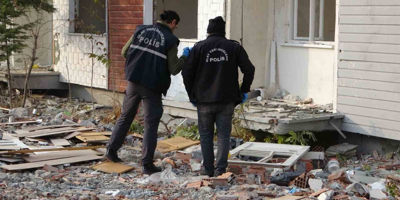 Ağır Hasarlı Binada Söktüğü Kapı İle 4. Kattan Aşığı Düştü