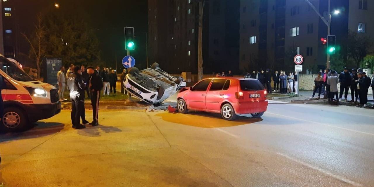 İki Otomobil Kavşakta Çarpıştı: 2 Yaralı