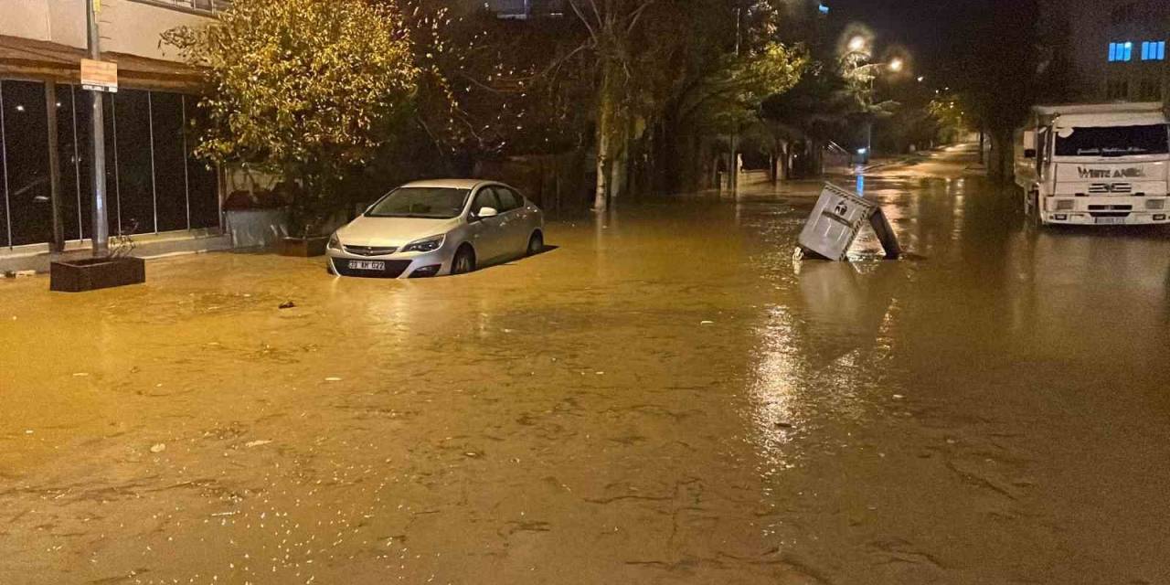 Şiddetli Yağış Hayatı Felç Etti: Araçlar Suya Gömüldü