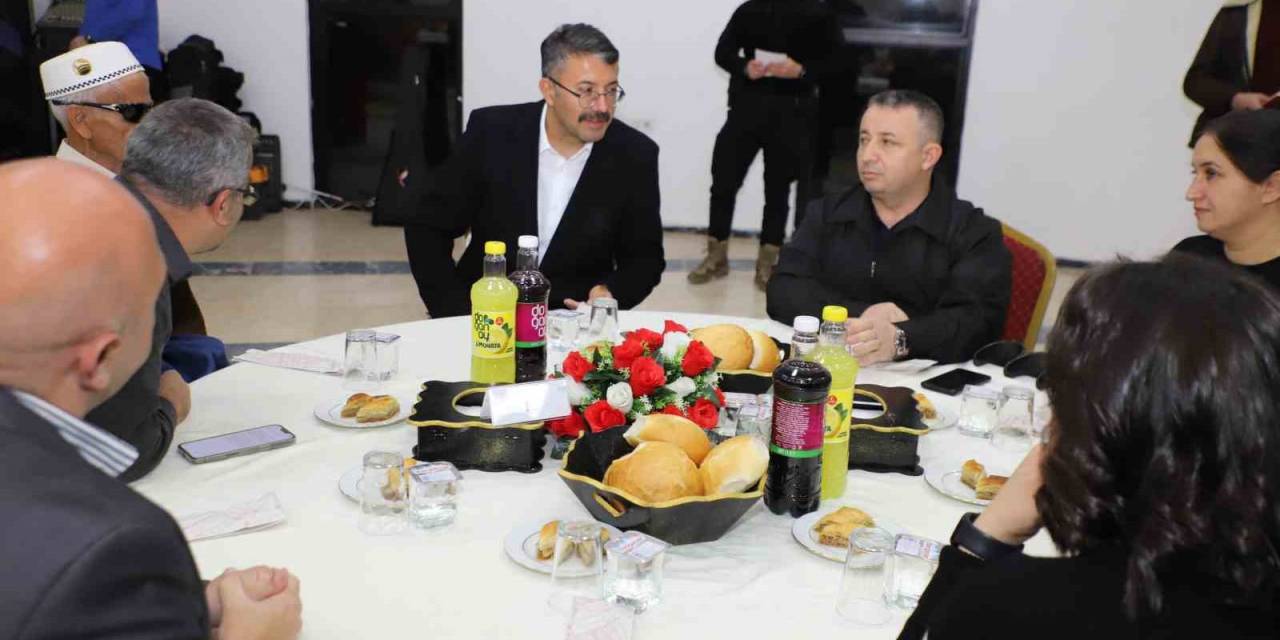 Vali Çelik, Engellilerle Yemekte Bir Araya Geldi