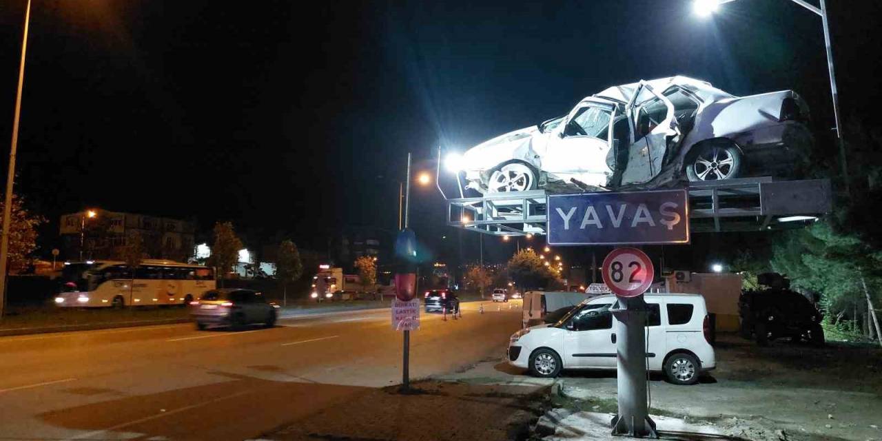 Polis Kaza Yapan Aracı Yol Kenarında Sergileyip Hız Sınırına Dikkat Çekti