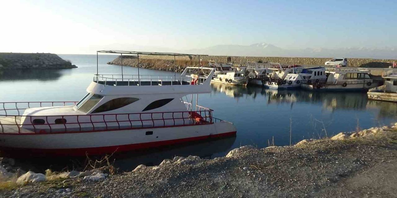 Van Gölü’nde Sular Çekilince, Balıkçı Tekneleri Limanda Mahsur Kaldı