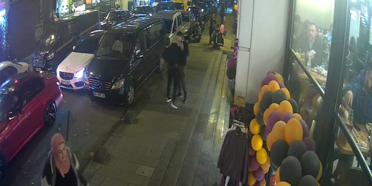 Fatih’te Boks Ringini Aratmayan Kavganın Yeni Görüntüleri: Dedikodu Yüzünden Birbirine Girmişler