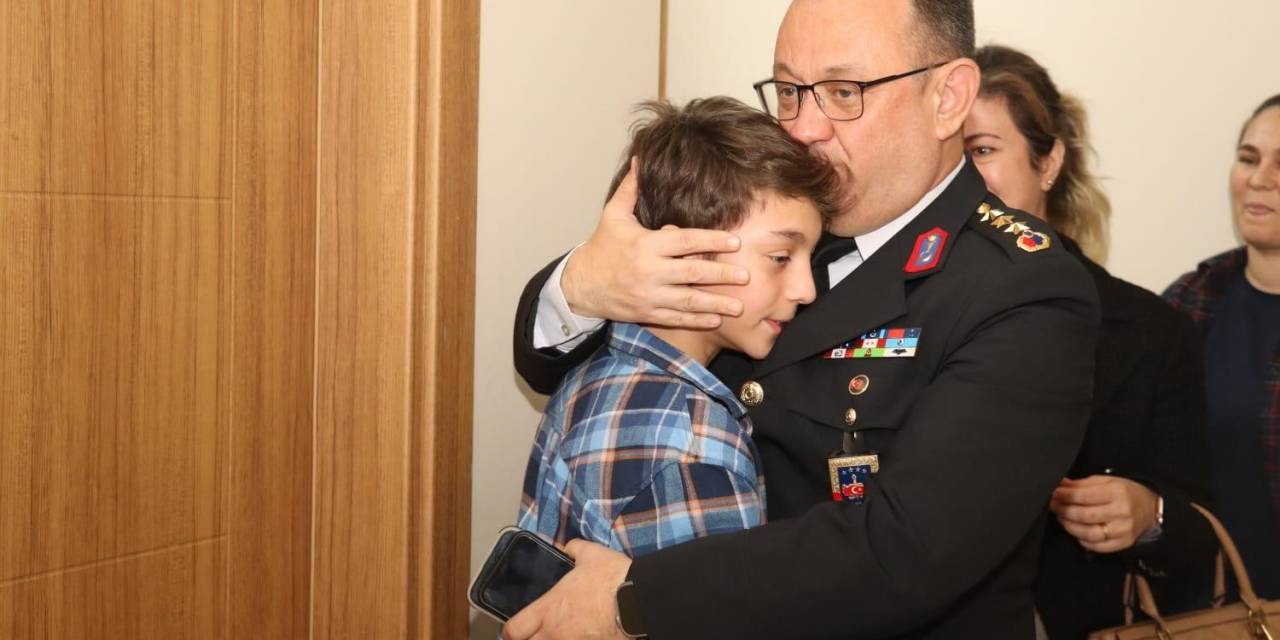 Jandarmadan Şehit Çocuğuna Sürpriz Doğum Günü Kutlaması