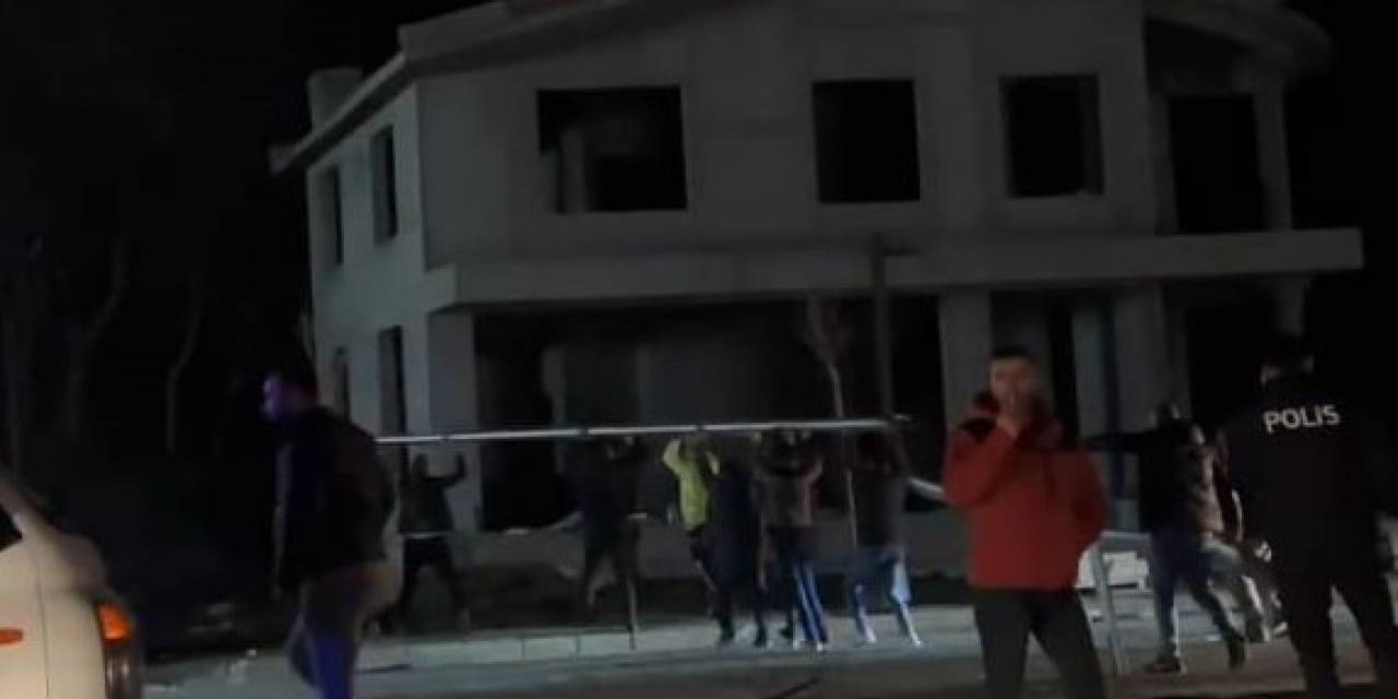 Kazada Yola Devrilen Elektrik Direğini El Birliğiyle Kaldırıp Böyle Taşıdılar