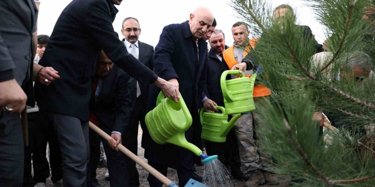 Keçiören’de Türkeş’in 106. Doğum Yıl Dönümünde Fidanlar Toprakla Buluştu