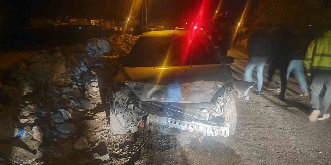İstinat Duvarına Çarpan Otomobilin Sürücüsü Yaralandı