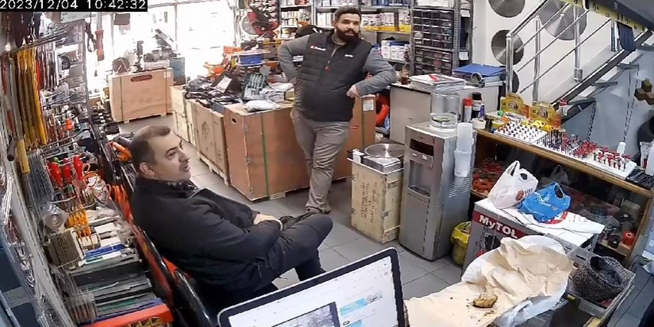 Depremde Çayını Alıp Dışarı Kaçan Adam Sosyal Medyanın Gündeminde