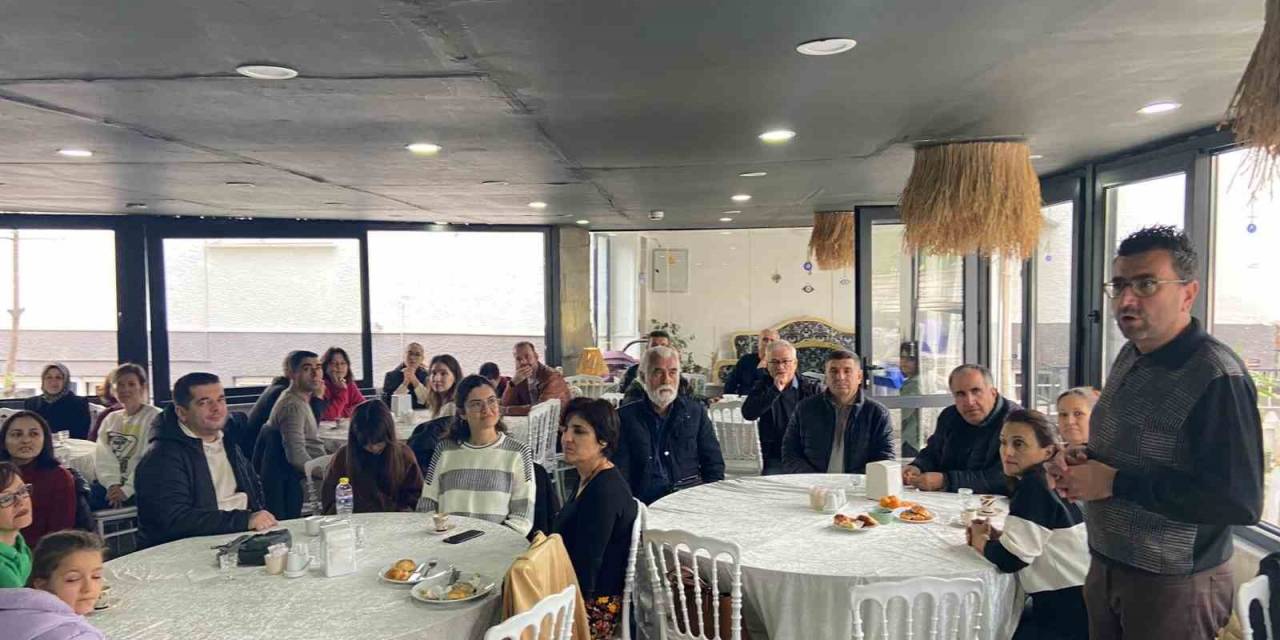 Burhaniye’de Hasan Öğretmene Plaketli Uğurlama