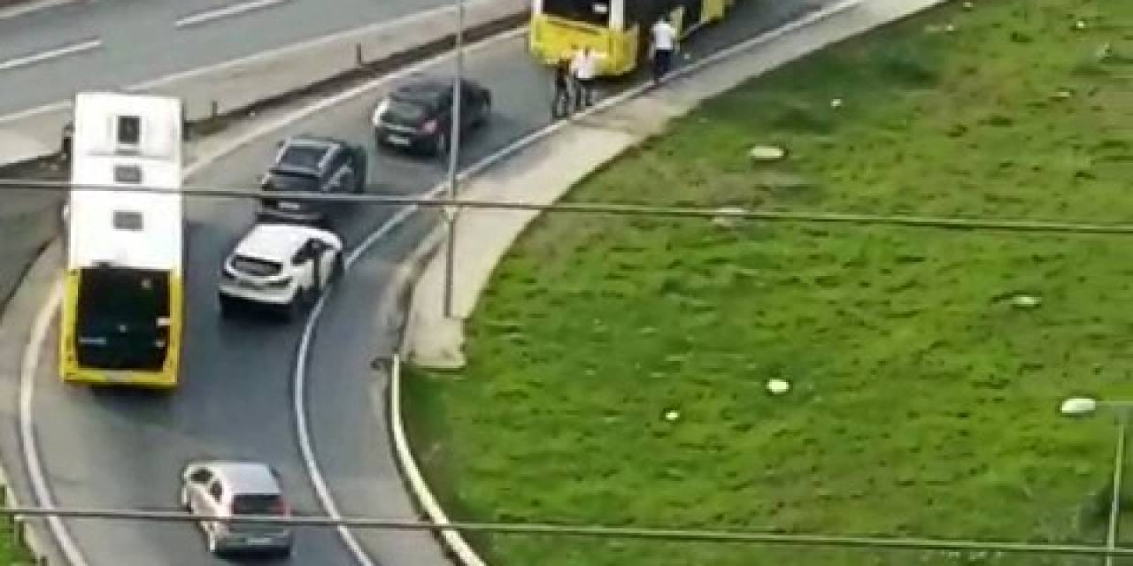 Yavru Karga İett Otobüsünün Altında Kalmaktan Son Anda Kurtarıldı
