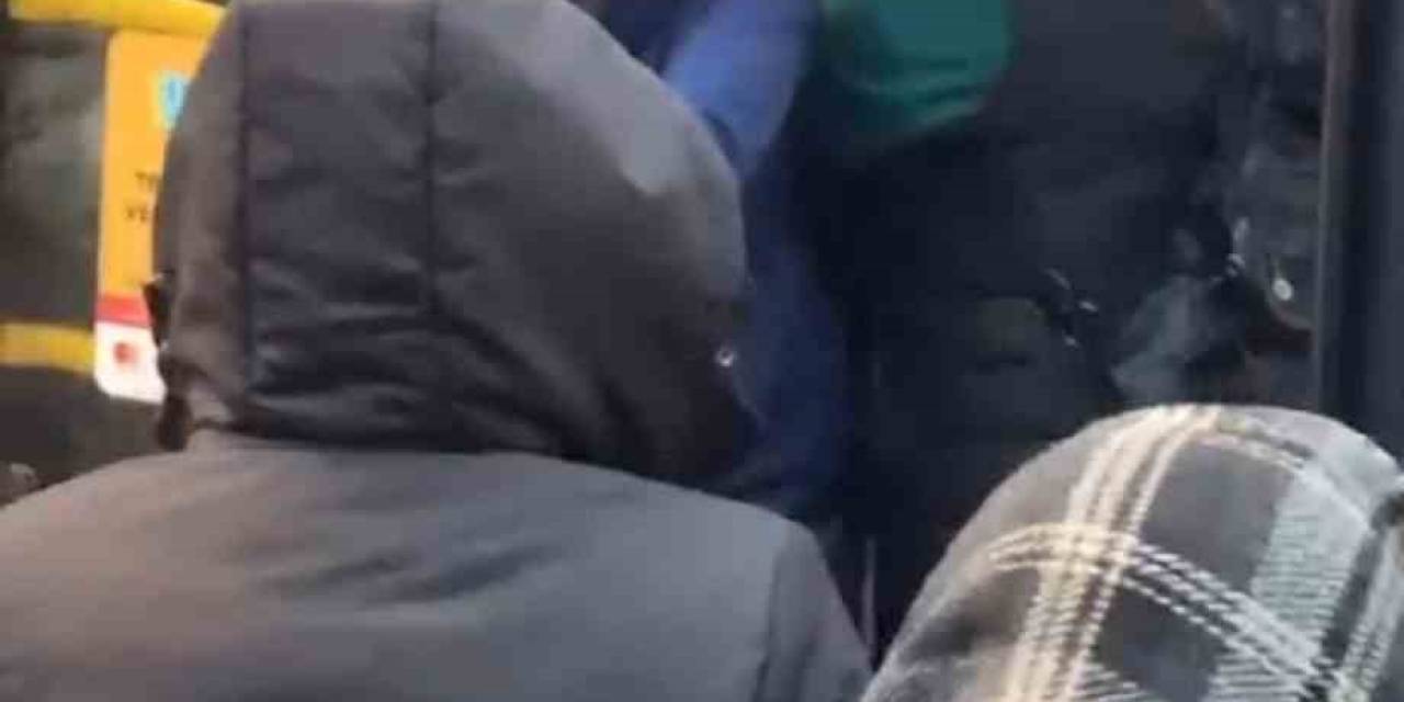 Kartal’da Otobüste 2 Kadın Yolcu Arasındaki Kavga Kamerada