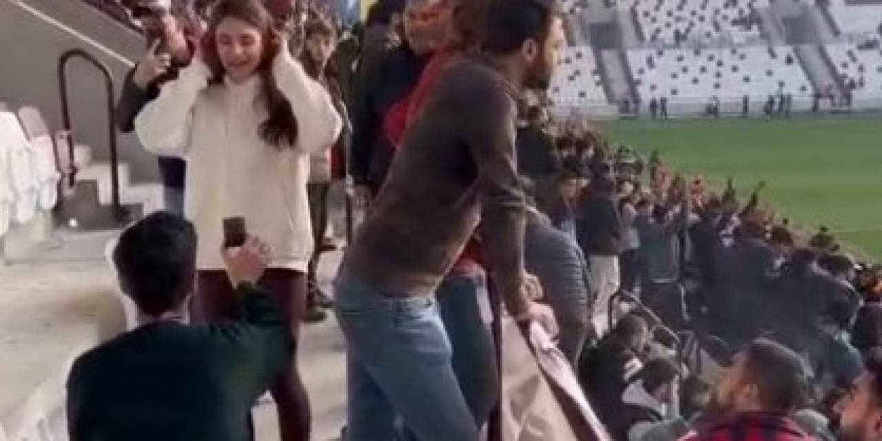 Tribünde Evlilik Teklifi