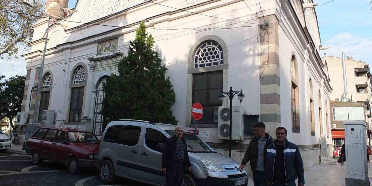 Burhaniye’de Tarihi Camiye Hayırsever Güzelliği