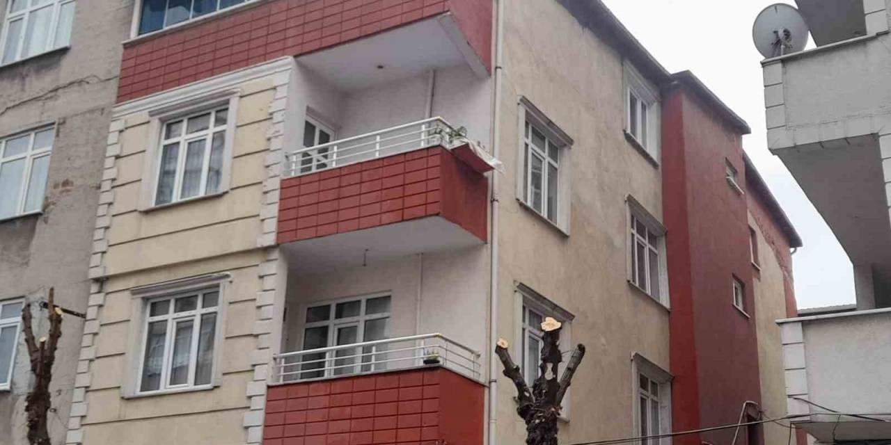 Küçükçekmece’de Deprem Sonrası Hasar İhbarı Yapılan 4 Katlı Binada Ekipler İnceleme Yaptı