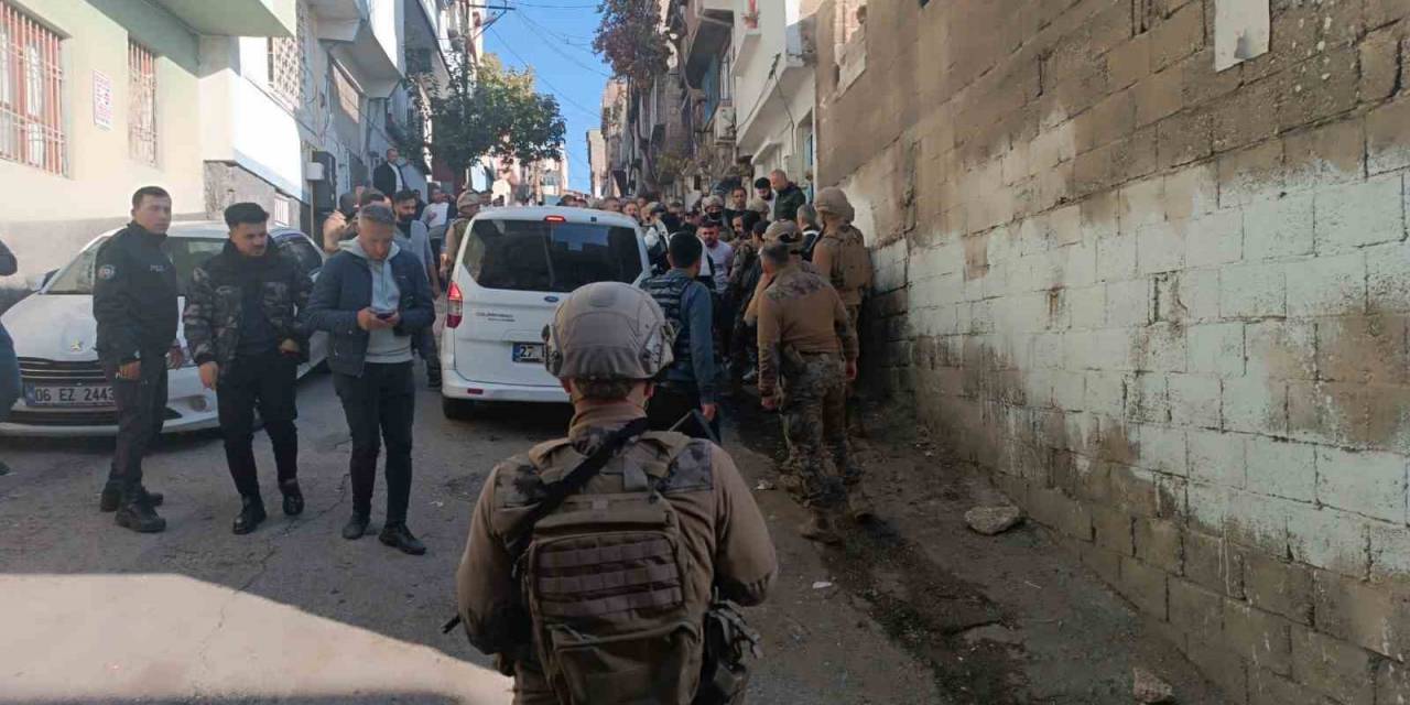 Mahalle Abluka Altına Alındı, Polise Ateş Açan Şahıs Kadın Kılığında Yakalandı