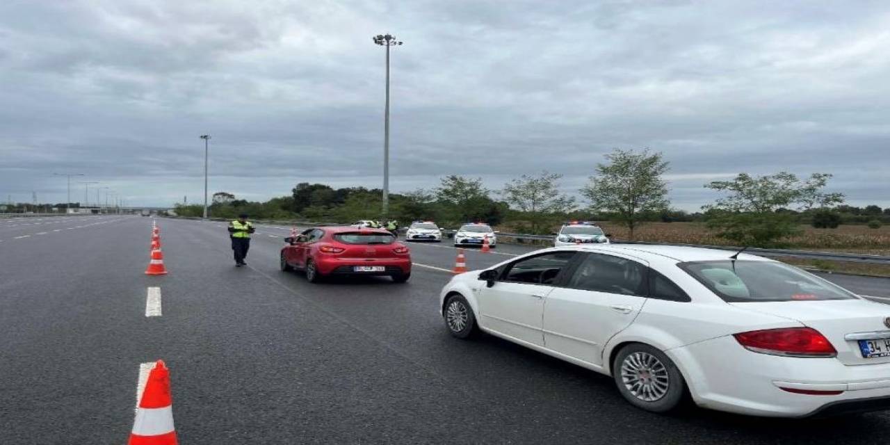 Bir Ayda 105 Bin Araç Kontrol Edildi, 695 Araç Ve 212 Kişi Trafikten Men Oldu